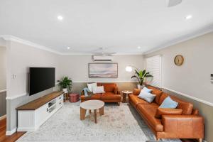 TV a/nebo společenská místnost v ubytování Stratford Serenity - The Perfect Family Retreat