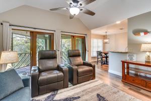 Χώρος καθιστικού στο Blissful Kiawah Island Escape Walk to the Beach!
