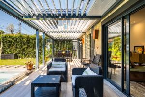 un patio al aire libre con sillas azules y una piscina en Villa Oasis II, en Cascais