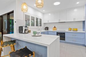 Η κουζίνα ή μικρή κουζίνα στο Curlews Nest 4BR Pool, BBQ & Kewerra Beach