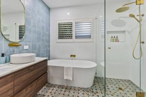 Ένα μπάνιο στο Curlews Nest 4BR Pool, BBQ & Kewerra Beach