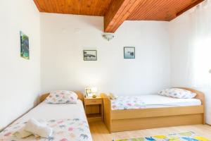 Postel nebo postele na pokoji v ubytování Seaside holiday house Okrug Donji, Ciovo - 2403