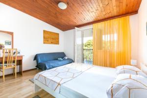 Postel nebo postele na pokoji v ubytování Seaside holiday house Okrug Donji, Ciovo - 2403