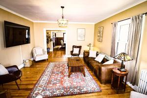 Χώρος καθιστικού στο Entire Historic Home - Portland West End
