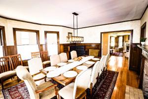 Χώρος καθιστικού στο Entire Historic Home - Portland West End