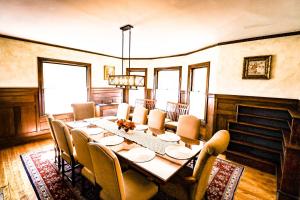 Χώρος καθιστικού στο Entire Historic Home - Portland West End