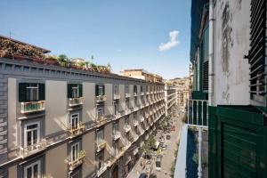 una vista de una calle desde un edificio en Residenza Sansevero - Dimore Partenopee, en Nápoles