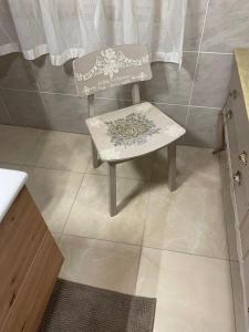 a chair sitting in the corner of a bathroom at Casa colibrì in San Giovanni +24 photos