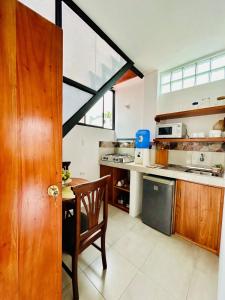 Una cocina con una mesa y una silla en una habitación. en Apartment with balcony and access to terrace, en Puerto Ayora