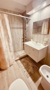 a bathroom with a toilet and a sink and a shower at Departamento a Orilla del Lago in San Carlos de Bariloche