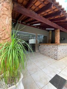 eine Terrasse mit einer Bar und einer Steinmauer in der Unterkunft Casa Colorado Thermas Laranjais Olimpia in Olímpia