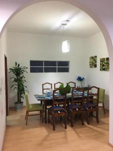 a dining room with a table and chairs at Puebla en familia in Puebla