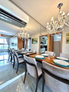 a dining room with a long table and chairs at Davisis Luxo - Dunas do Jalapão Centro e Av JK in Palmas