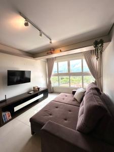 a living room with a couch and a flat screen tv at Davisis Luxo - Dunas do Jalapão Centro e Av JK in Palmas