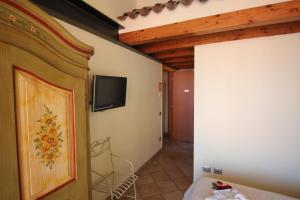 TV a/nebo společenská místnost v ubytování B&B I fiori di Marianna