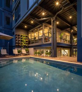 una piscina frente a un edificio en Casco View-Boutique Studio-New Building, en Panamá