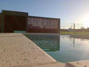 Una piscina con una valla y algo de agua. en Lamora, en La Criolla 8 fotos más