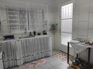 Η κουζίνα ή μικρή κουζίνα στο Casa Recanto Feliz, espaço inteiro em Uberlândia próximo ao Umuarama e Aeroporto