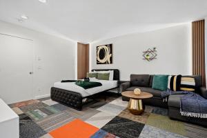 un salon avec un canapé et une table dans l'établissement Beachy 1BR Escape with Sofa Bed - Golf & Beach Nearby, à Pacifica