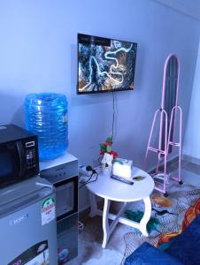 TV a/nebo společenská místnost v ubytování Dee's Homes