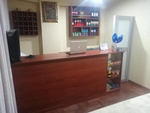 a bar with a laptop on top of it at Hospedaje San Blas in San Antonio