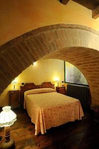 托萊的住宿－Agriturismo La Fenice，一间卧室,卧室内配有一张大床