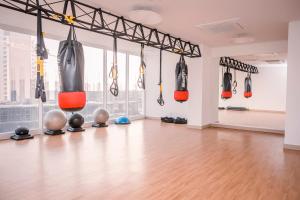 a gym with lots of boxing equipment in a room at Porto Horizonte Suite 735 in Santa Marta