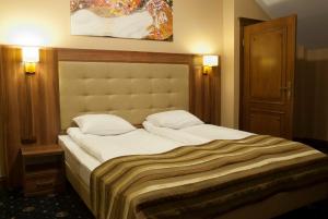 Łóżko lub łóżka w pokoju w obiekcie Hotel Dwór Galicja