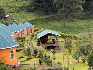 uma vista superior de uma fila de casas numa colina em Antique cottages em Kabale