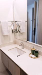 a bathroom with a sink and a mirror at Porto Horizonte Suite 735 in Santa Marta