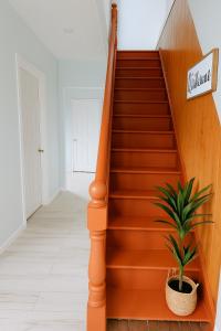 Imagen de la galería de 204 Queen Bedroom Downtown Glace Bay, en Glace Bay 9 fotos más