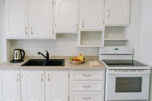 Imagen de la galería de 204 Queen Bedroom Downtown Glace Bay, en Glace Bay