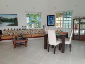 a living room with a table and chairs and a couch at Casa Campestre en Condominio en Anapoima in Anapoima