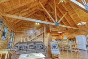 Η κουζίνα ή μικρή κουζίνα στο Secluded 2BR Log Cabin Hot Tub Stunning Mountain Views