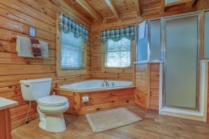 Ένα μπάνιο στο Secluded 2BR Log Cabin Hot Tub Stunning Mountain Views +27 φωτογραφίες