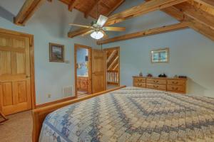 Ένα ή περισσότερα κρεβάτια σε δωμάτιο στο Secluded 2BR Log Cabin Hot Tub Stunning Mountain Views