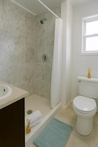 une salle de bain avec une douche, des toilettes et un lavabo dans l'établissement 102 Two Single Bed Bedroom Downtown Glace Bay, à Glace Bay