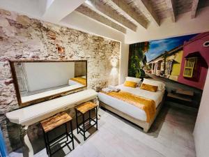 une chambre avec un lit et un grand miroir dans l'établissement Hotel Boutique Callecitas de San Diego, à Carthagène des Indes