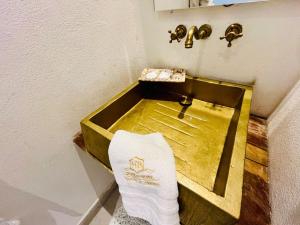 La salle de bains est pourvue d'un lavabo et d'une serviette. dans l'établissement Hotel Boutique Callecitas de San Diego, à Carthagène des Indes