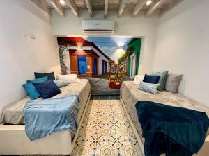 - un salon avec 2 lits dans une pièce dans l'établissement Hotel Boutique Callecitas de San Diego, à Carthagène des Indes 32 autres photos