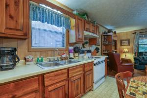 Nhà bếp/bếp nhỏ tại Whispering Creek +20 ảnh