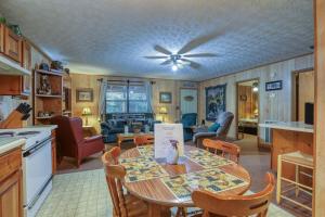 Nhà bếp/bếp nhỏ tại Whispering Creek