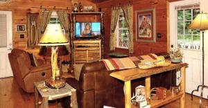 un soggiorno con un divano e una televisione di Enchanted Cottage a Newport Altre 7 foto