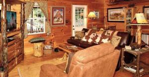 un soggiorno con un divano e un tavolo di Enchanted Cottage a Newport