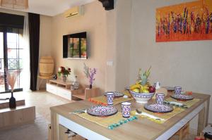 una habitación con una mesa con tazones de fruta. en Golden Palms Marrakech, en Marrakech