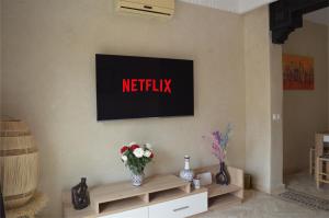 TV en la pared de la sala de estar en Golden Palms Marrakech, en Marrakech