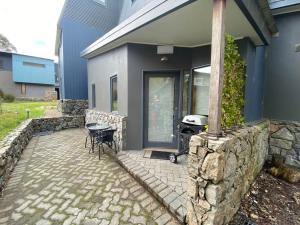 斯瑞德伯波德2A公寓的一座带石墙的房屋的前廊