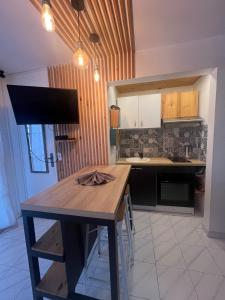 a kitchen with a wooden table in a room at L'appart' Toloman - Cozy et Spacieux à FDF in Fort-de-France