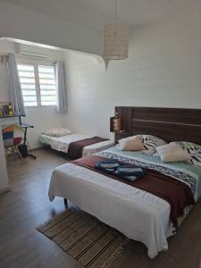 库鲁Logement intéressant的一间房间里有两张床的卧室