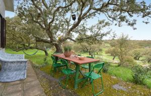 stół i krzesła na patio z drzewem w obiekcie Cozy Home In Sedini With Wifi w mieście Sedini